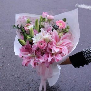 Bó hoa ly mix hoa hồng