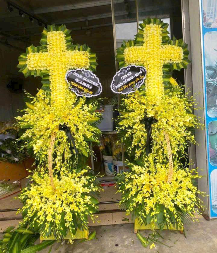 kệ hoa viếng công giáo