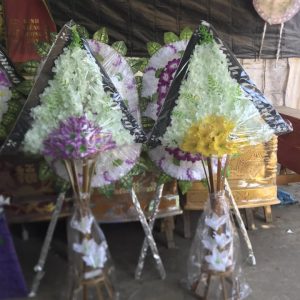 vòng hoa nhựa đám tang