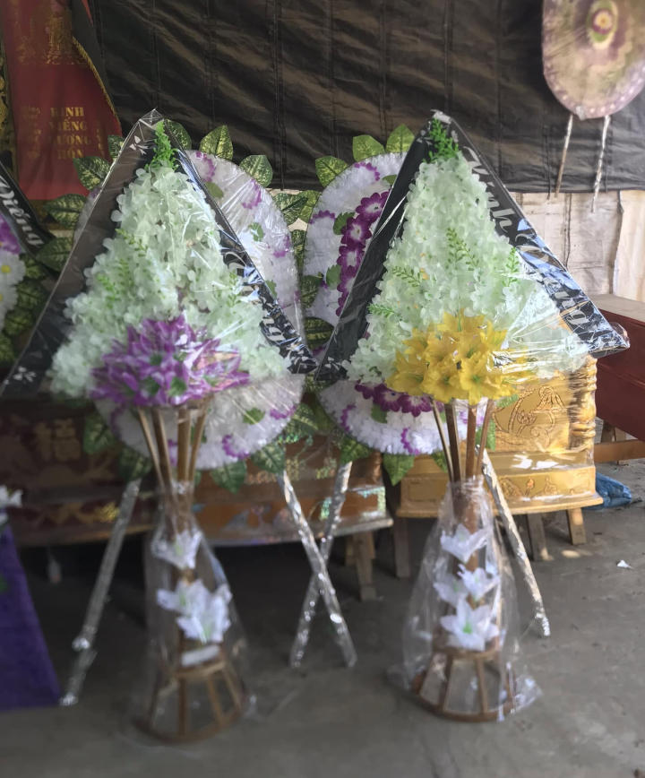 vòng hoa nhựa đám tang