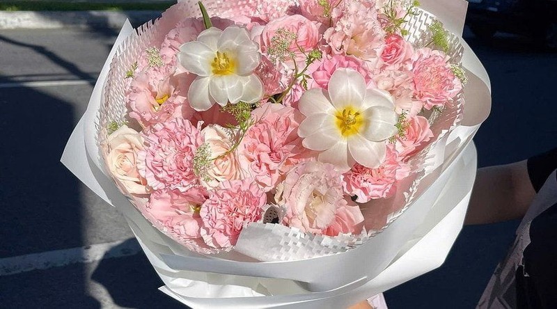 Bó hoa tươi thiết kế nhẹ nhàng, bay bổng mang phong cách đặc trưng của Mộng Mer Floral Đà Nẵng