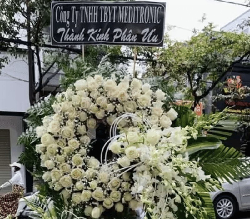 Mẫu hoa chia buồn trang trọng tại cửa hàng Shop Hoa Mãi Mãi Đà Nẵng