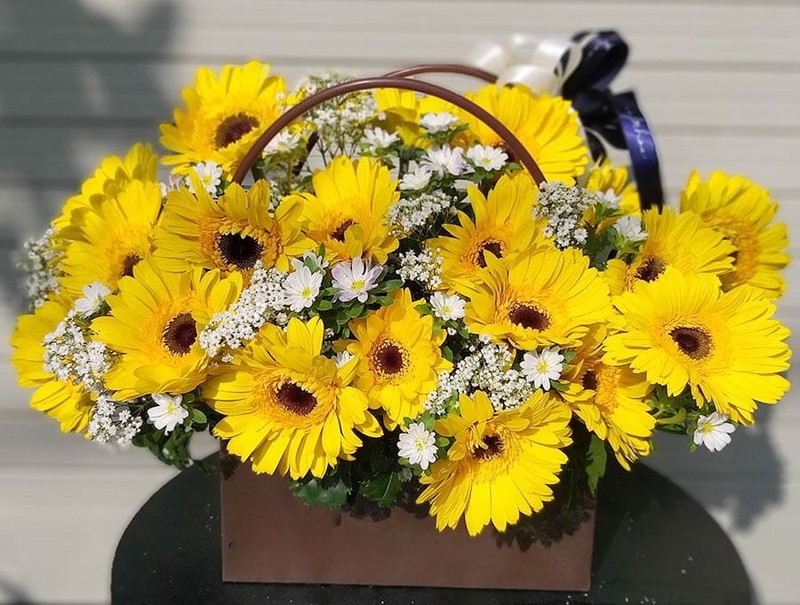 Mẫu giỏ hoa tươi trang trọng và dày dặn tại shop hoa Thu Hằng Flower quận Lê Chân Hải Phòng