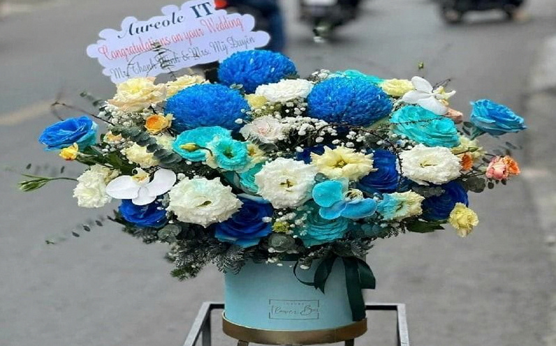 Hộp hoa tone xanh dương hiện đại, sang trọng phục vụ sự kiện tại MrHoa.