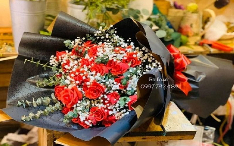 Bó hoa hồng đỏ kết hợp tinh tế cùng hoa baby và lá phụ tại Bo Flower Shop.