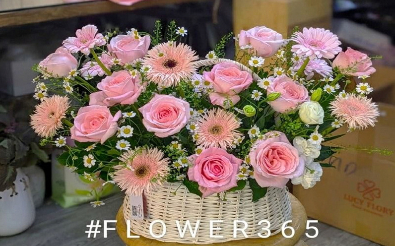 Lẵng hoa tươi tone hồng ngọt ngào, tươi tắn tại FLOWER 365.