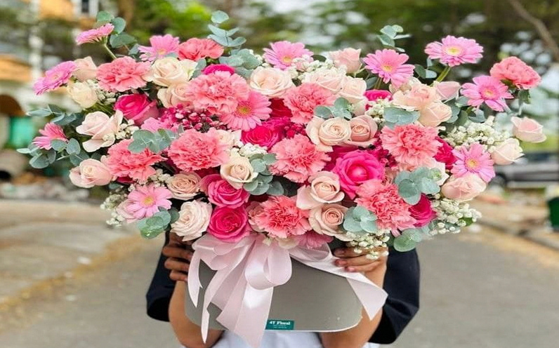 Lẵng hoa mừng sự kiện, khai trương phối sắc hồng rực rỡ tại 4T Floral.