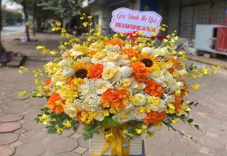 Lẵng hoa tươi tone màu cam vàng rực rỡ sang trọng tại Linh Flower