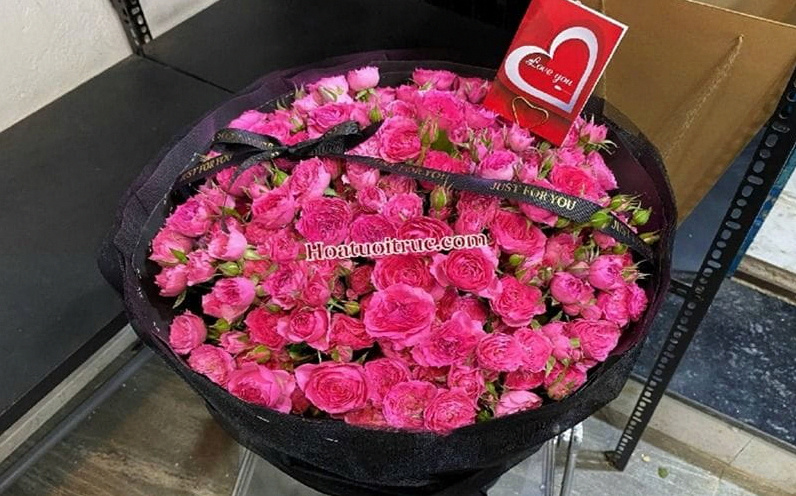 Bó hoa hồng tỷ muội tone màu quyến rũ kèm thiệp tại Hoa Tươi Trúc shop hoa tươi quận 5