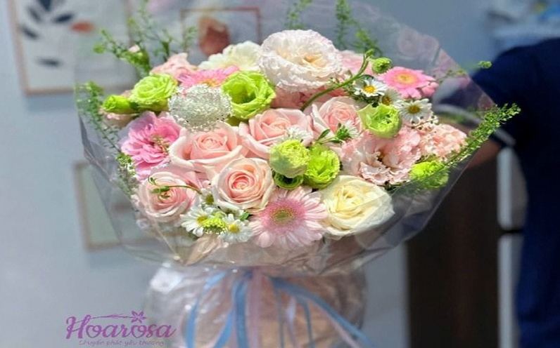 Bó hoa tươi tone hồng phấn dịu dàng, tinh tế từ Hoarosa