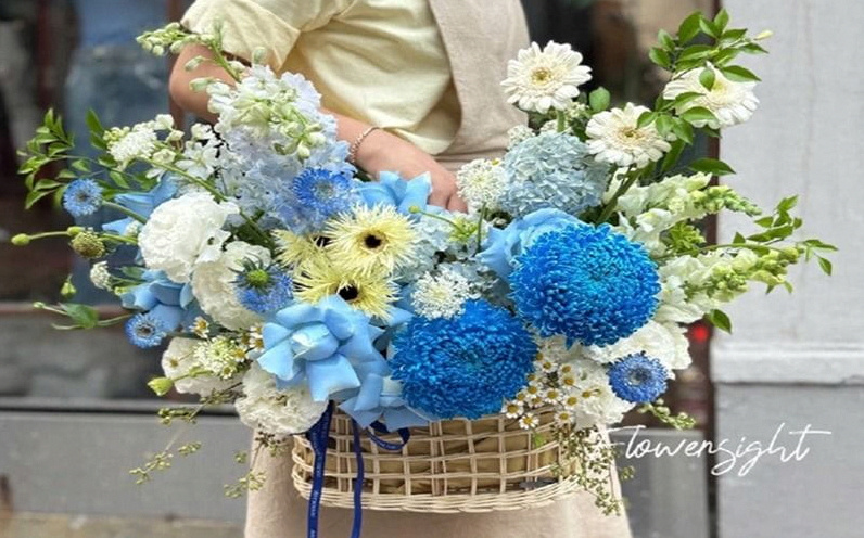 Giỏ hoa tươi tone xanh dương nghệ thuật độc đáo của FlowerSight