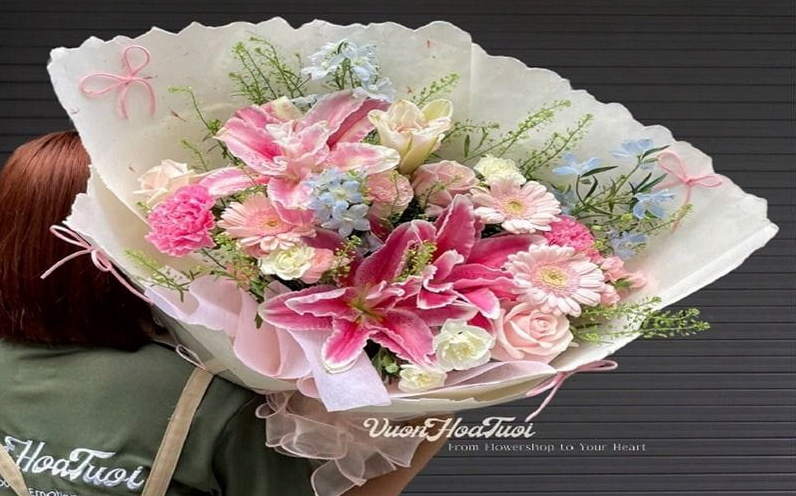 Bó hoa ly kết hợp hoa hồng tone màu tự nhiên tại Vườn Hoa Tươi