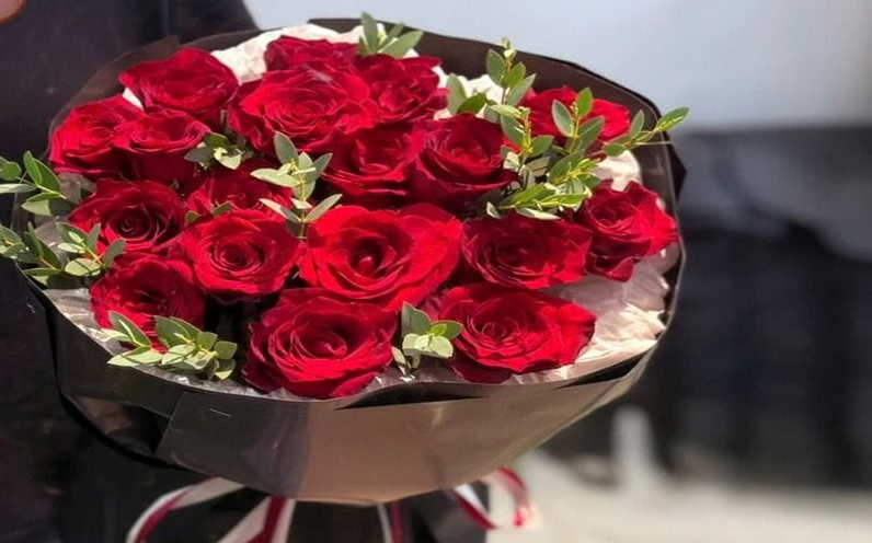 Bó hoa hồng đỏ rực rỡ và sang trọng tại Hoarosa
