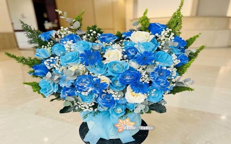 Lẵng hoa tone xanh dương độc đáo tại Hoa Tươi Huy Thảo