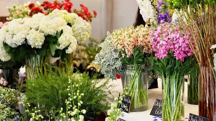 Mặt tiền và đội ngũ nhân viên chuyên nghiệp tại shop hoa tươi L'amour Flower Đống Đa Hà Nội