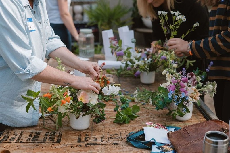 Không gian workshop cắm hoa nghệ thuật chuyên nghiệp tại cửa hàng Flower Workshop quận Tây Hồ