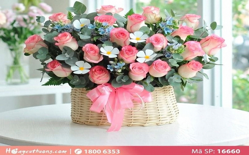 Lẵng hoa hồng kem dâu nhẹ nhàng và thanh lịch tại Shop Hoa Yêu Thương