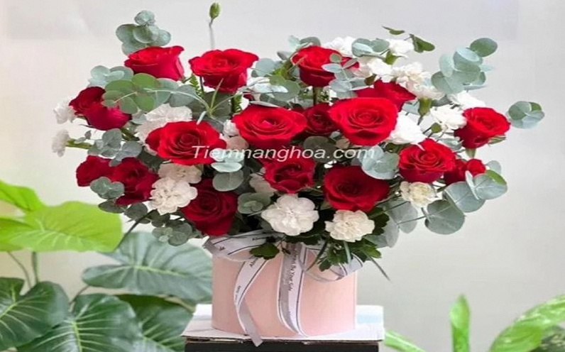 Hộp hoa hồng đỏ kiêu sa và quyến rũ tại Tiệm Nàng Hoa