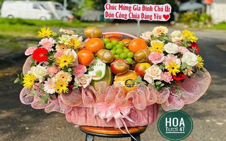 Giỏ quà kết hợp hoa tươi và trái cây nhập khẩu kết tinh tế tại 4T Floral