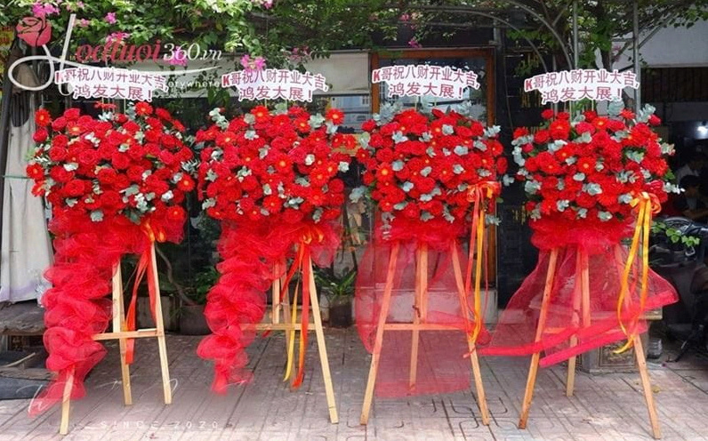 Các kệ hoa khai trương đỏ rực rỡ và nổi bật tại Hoa Tươi 360