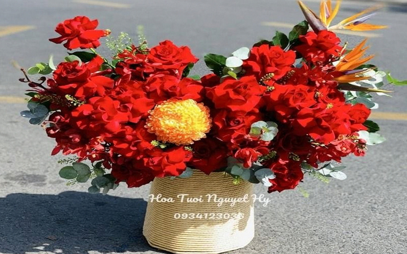 Lẵng hoa tone đỏ ấm áp, rực rỡ thiết kế bởi Nguyệt Hỷ Flowers