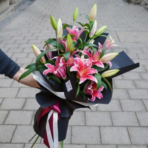 Hoa tốt nghiệp tặng nữ