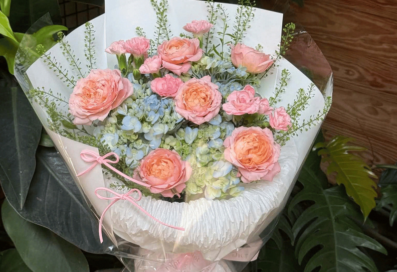 Phong cách cắm hoa nghệ thuật nhẹ nhàng tại shop hoa tươi Ayla Flower Bà Rịa
