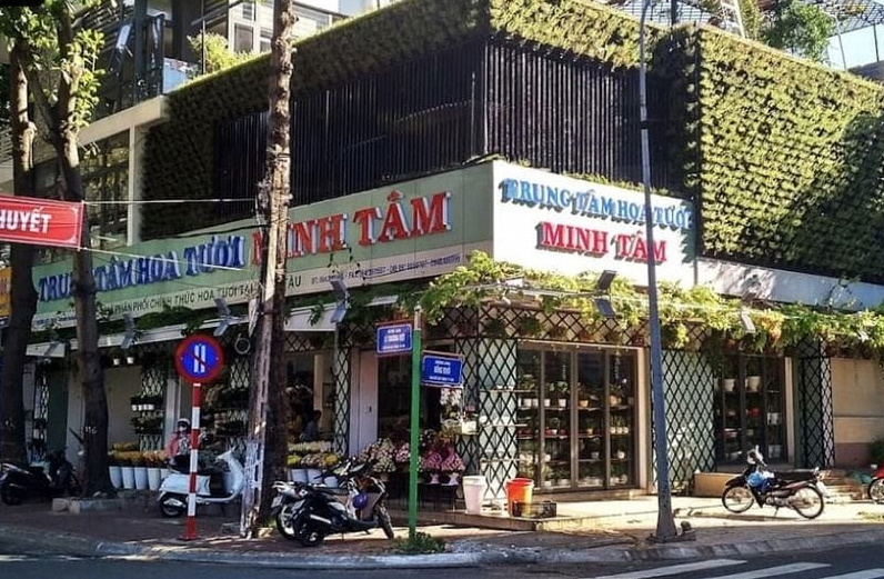 Mặt tiền khang trang của Shop Hoa Tươi Minh Tâm tại Bà Rịa chuyên cung cấp hoa tươi giá tốt