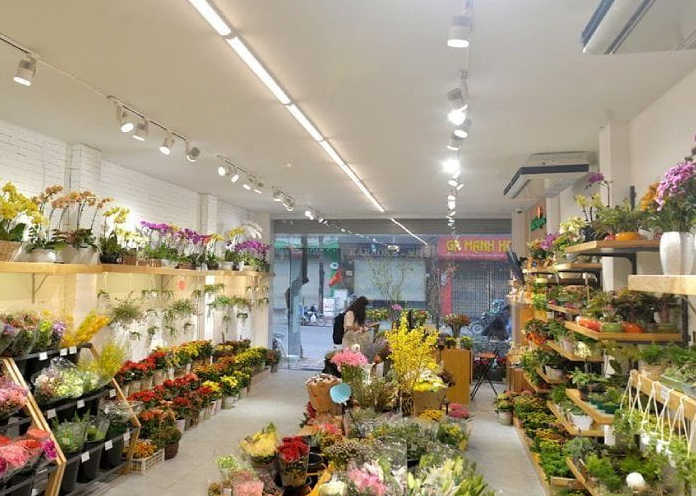 Không gian trưng bày bên trong Shop Hoa Tươi Huyền Minh với đa dạng các loại hoa tươi
