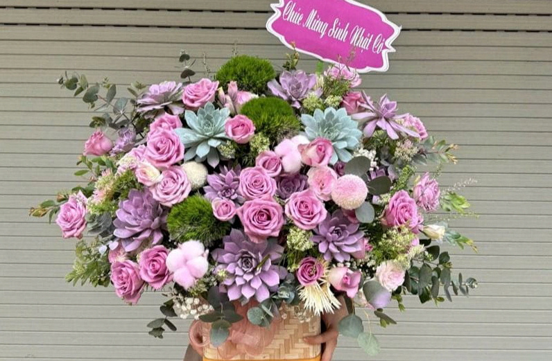 Mẫu giỏ hoa tươi tone pastel tinh tế tại Tiệm hoa nhà Tứng - shop hoa tươi Bắc Ninh