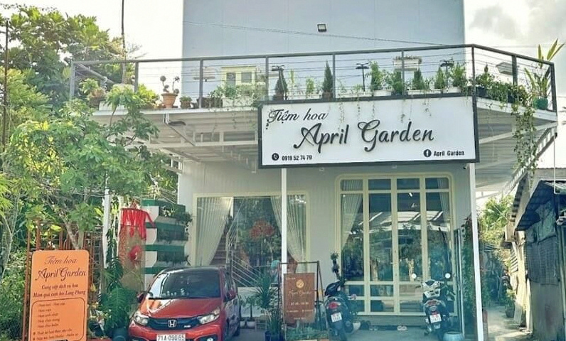 Mặt tiền và bảng hiệu khang trang của Tiệm Hoa April Bến Tre