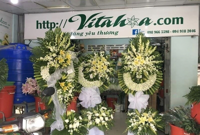 Cửa hàng hoa tươi Vitaflower Bến Tre chuyên cung cấp các mẫu vòng hoa chia buồn và chúc mừng.