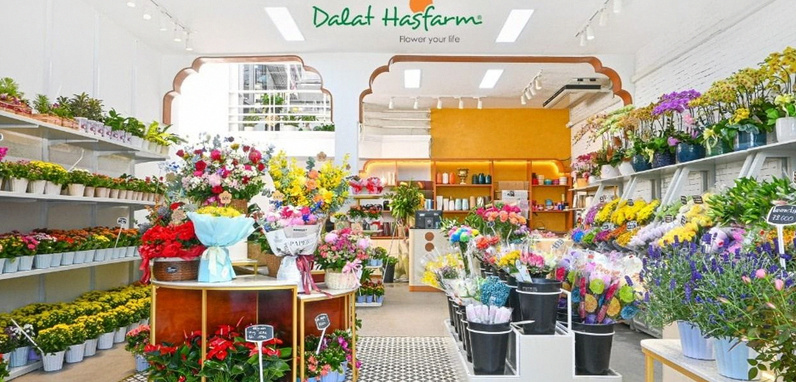 Không gian showroom hiện đại tại cửa hàng Dalat Hasfarm - shop hoa tươi uy tín