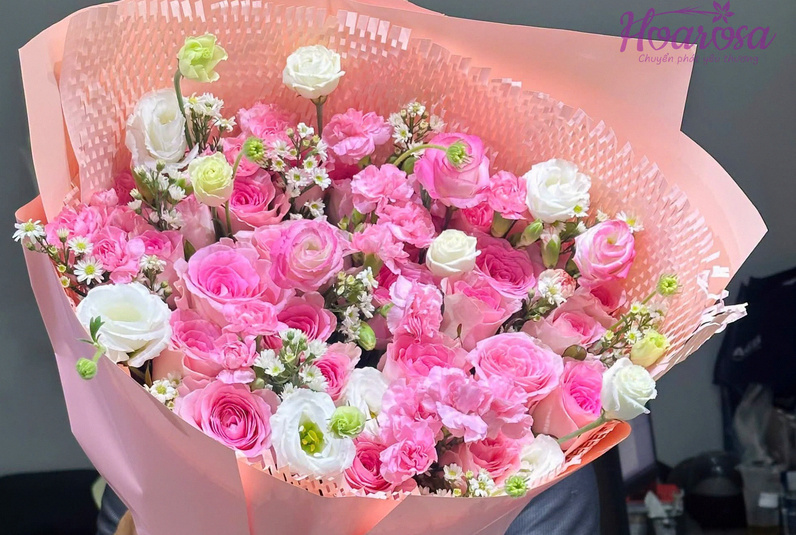 Bó hoa nghệ thuật cao cấp kết hợp lá bạch đàn bạc tại shop hoa tươi Cam Ranh Hoarosa