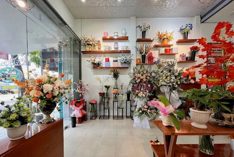 Không gian trưng bày hoa tươi hiện đại và sang trọng tại shop Alo Hoa Xinh Cam Ranh
