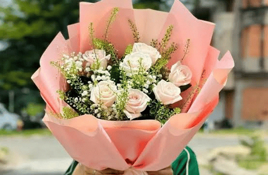 Bó hoa từ shop hoa tươi Hoarosa với thiết kế tinh tế và chuyên nghiệp