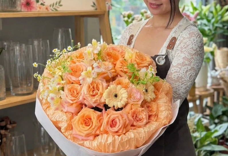Không gian xưởng hoa chuyên nghiệp tại cửa hàng Hoa Mãi Mãi phục vụ dịch vụ shop hoa tươi Dĩ An