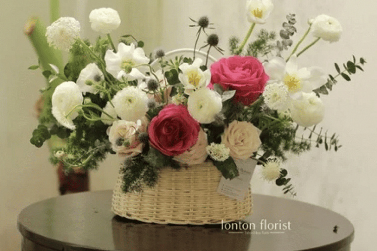 Giỏ hoa thiết kế đẹp mắt của tiệm hoa tươi Loton Florist cao cấp.