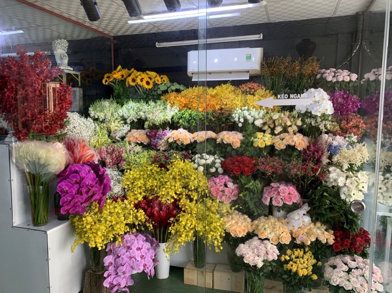 Không gian trưng bày hoa của shop hoa tươi Kim Anh.