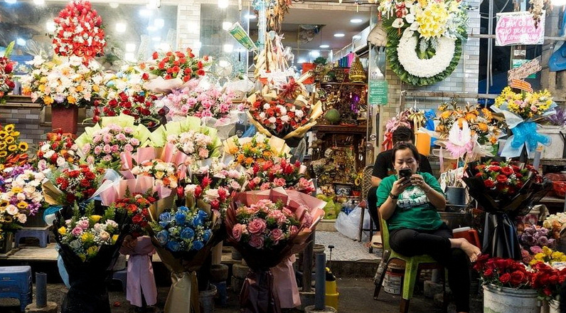 Không gian trưng bày thực tế tại Shop Hoa Tươi 32 Huỳnh Tấn Phát Nhà Bè với vô số lẵng hoa tươi rực rỡ và đa dạng mẫu mã