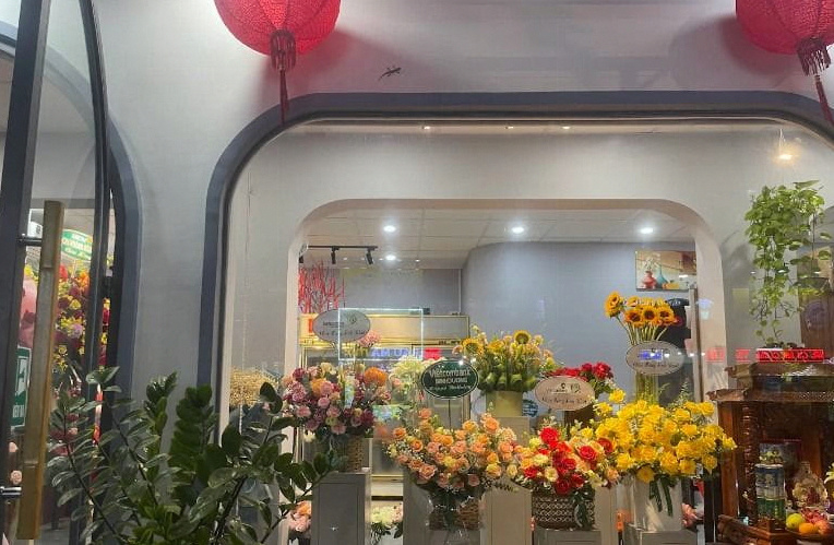 Không gian trưng bày hoa tươi sang trọng tại cửa hàng Arum Bouquet Ninh Kiều Cần Thơ