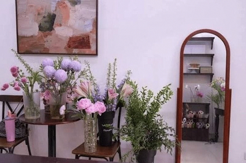 Không gian trưng bày hoa tươi tại cửa hàng 68 Flowers - Tiệm hoa chuyên dòng hoa tiền và quà tặng quận 11