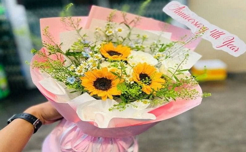 Bó hoa tươi rực rỡ từ cửa hàng hoa tươi quận 12 Hoa Việt 247