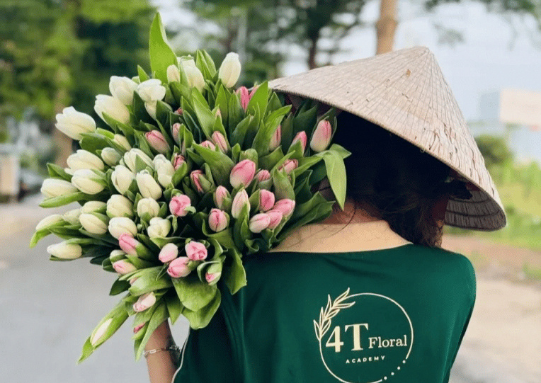 Cửa hàng 4T Floral cung cấp dịch vụ shop hoa tươi quận 8 TPHCM uy tín với quy trình chụp ảnh minh bạch trước khi giao