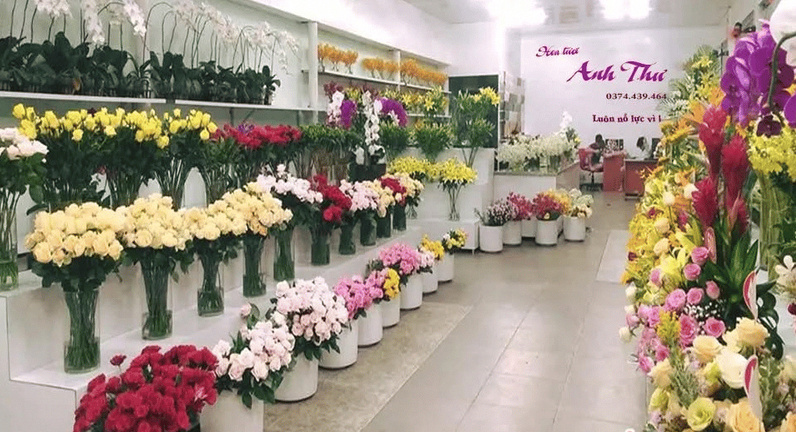 Không gian trưng bày các mẫu giỏ hoa và tiểu cảnh hoa tươi phong phú tại Shop hoa tươi Anh Thư Tân Phú TPHCM