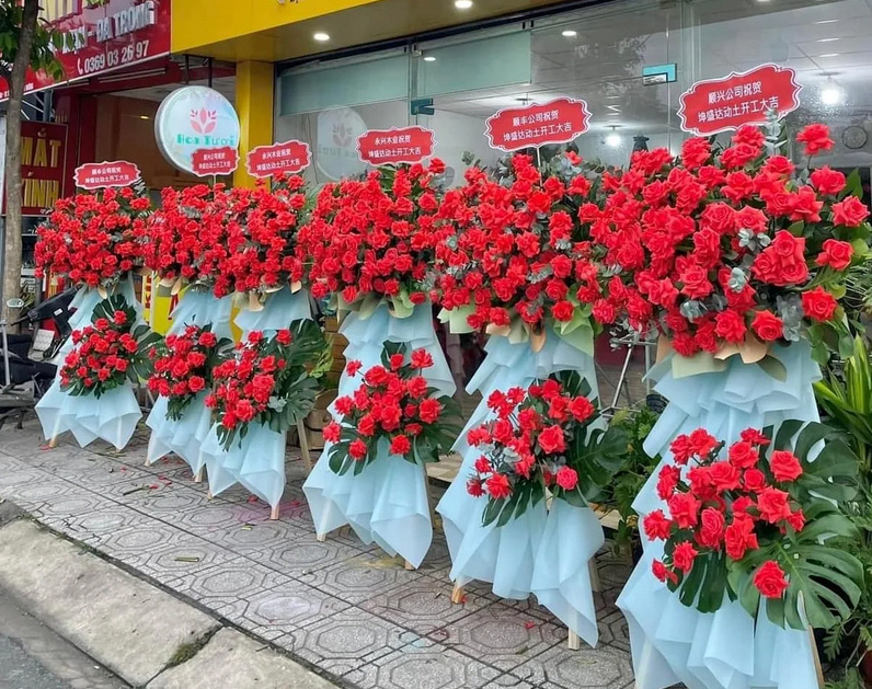 Mẫu kệ hoa tươi chúc mừng tại cửa hàng Slay Flower Thanh Khê Đà Nẵng