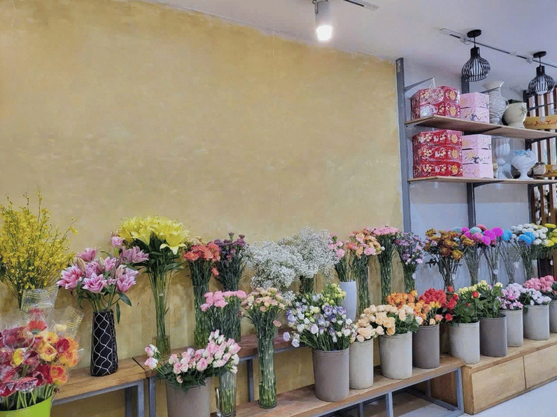 Không gian trưng bày hoa tươi tuyển chọn tại cửa hàng hoa tươi uy tín ở TP. Thủ Đức